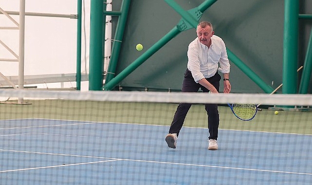 Büyükakın mesajını bu kez tenis kortundan verdi: ‘Kocaeli’de herkes, her sporu yapabiliyor’ Başkan Tahir Büyükakın, İzmit Tenis Kulübü ile birlikte düzenlenen Kocaeli