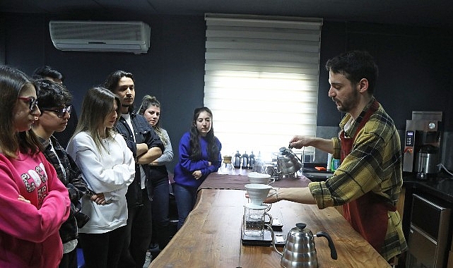 Çankaya Belediyesi, vatandaşların mesleki becerilerini geliştirmelerine ve istihdama katılmalarına destek
