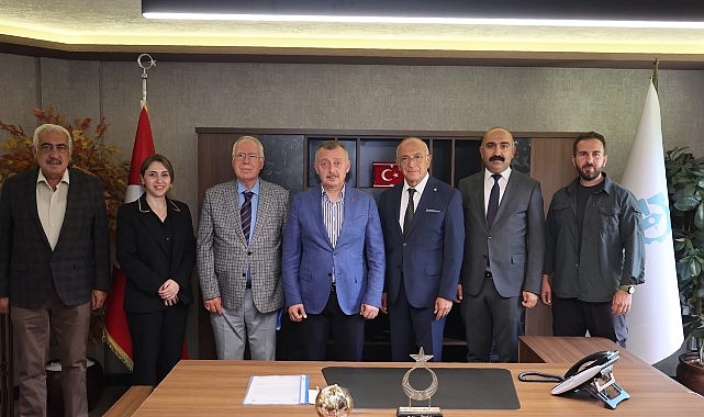 Cem Vakfı, teşekkür için Başkan Büyükakın’a geldi Cem Vakfı Genel Başkanı Ahmet Rasim Tükek ve yöneticiler, Derince’ye