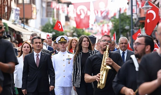 Çeşme kurtuluşunun 104. yılını gururla kutladı Çeşme Belediye Başkanı Lâl Denizli, “Aradan 104 yıl geçti ama