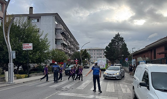 Ders zili çaldı, zabıta okul önlerinde tedbir aldı Kocaeli’de 2026-2027 eğitim öğretim yılının ilk ders zili çaldı.