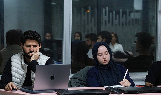 Dijital Kampüs’te yeni dönem heyecanı başladı Kocaeli Büyükşehir Belediyesi, gençleri dijital dünyanın hızla değişen dinamiklerine hazırlamak
