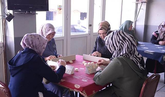 İnegöl’ün Dipsizgöl Mahallesi’nde yılda bir gün kadınların kamusal alanı devraldığı,