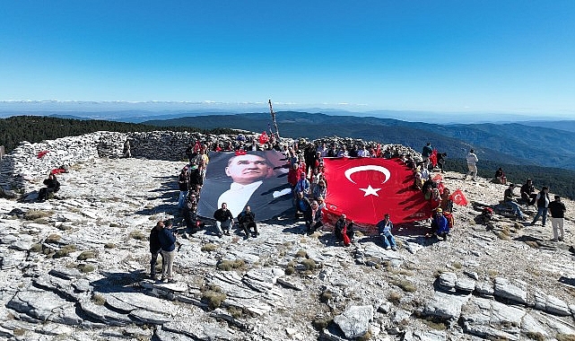 Edremit’in kurtuluşunun 104. yılında Sarıkız Zirvesi’nde bayrak yürüyüşü Edremit’in düşman işgalinden kurtuluşunun 104. yıl dönümü kapsamında Edremit Belediyesi