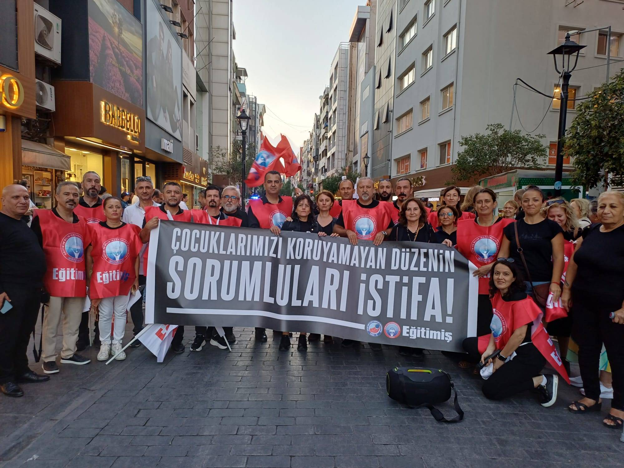 Eğitim-İş 7 Bakanlığa Seslendi: “Çocuklar Okuldan Koparken Neredeydiniz?” Eğitim-İş İki Bakanlığa Seslendi: "Çocuklar Okuldan Koparken Neredeydiniz?"