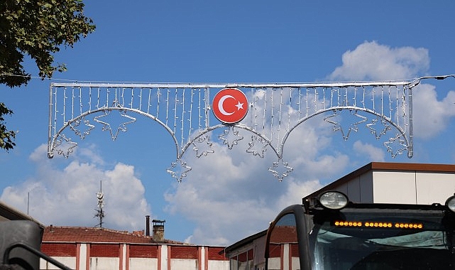 Geyve Çarşısında Dekoratif Aydınlatma Çalışmaları Başladı Geyve Belediye Başkanı Selçuk Yıldız, ilçe merkezindeki çarşıda başlatılan dekoratif