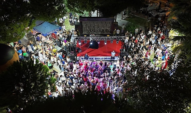 Konak Belediyesi’nin Güzelyalı Fuat Göztepe Parkı’nda düzenlediği “80’ler 90’lar Şenliği”,