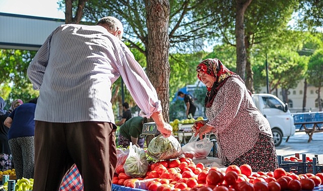 Aliağa’nın Hacıömerli Mahallesi’nde kurulan Salı Pazarı, mahalle sakinlerinin kendi üretimlerini