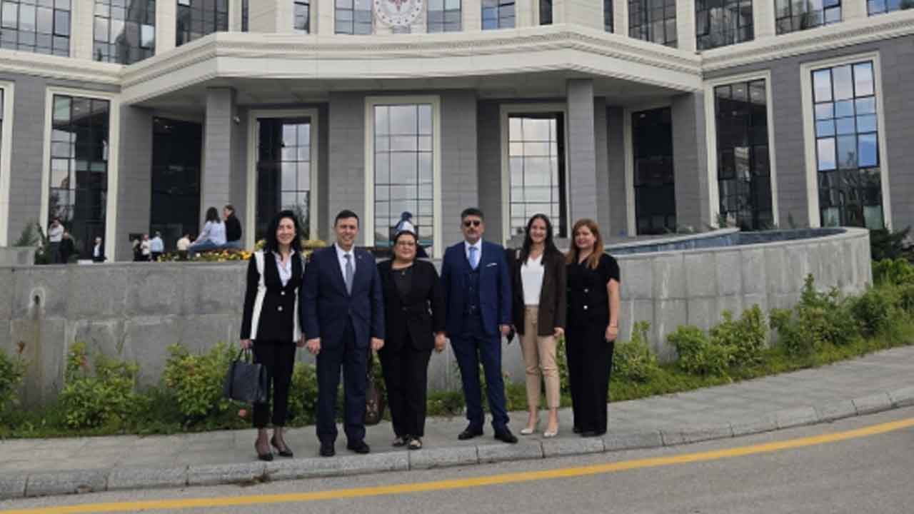 Hekim Birliği’nden Sağlık Bakanlığı’na ek ödeme ve özlük hakları çağrısı Hekim Birliği, hekimlerin sahadan ilettiği sorunlar ile ekonomik ve özlük