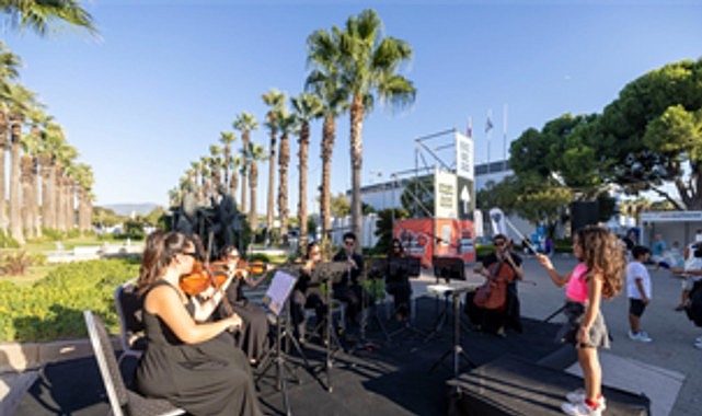 95. İzmir Enternasyonal Fuarı’nda (İEF) ziyaretçiler “Şef Sensin” etkinliğiyle orkestra