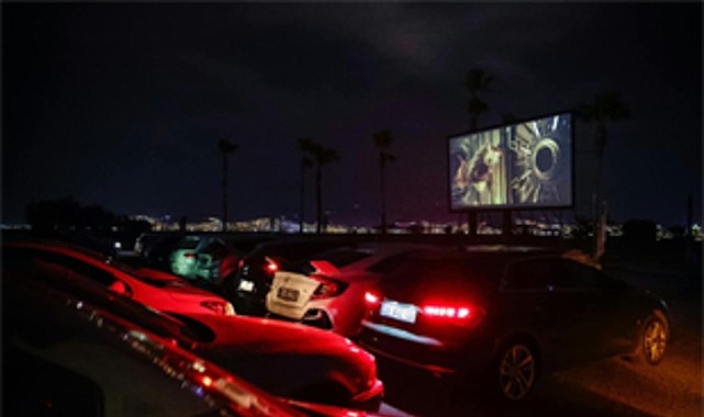 İnciraltı’nda arabada sinema keyfi İzmir Büyükşehir Belediyesi’nin düzenlediği “Yeniden Sinematek Arabada Film Keyfi” etkinliğinde