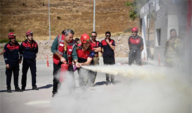 İtfaiye Haftası’nda Dikili’de nefes kesen tatbikat İzmir Büyükşehir Belediyesi İtfaiye Dairesi Başkanlığı, İtfaiye Haftası kapsamında Dikili