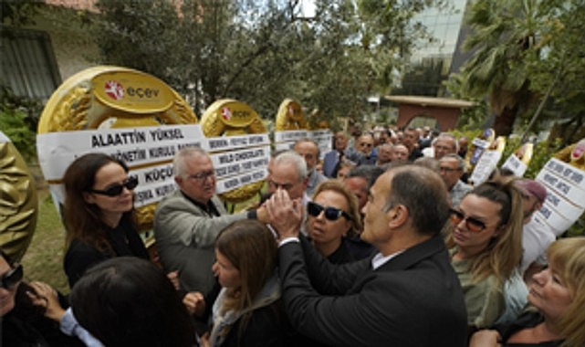 İzmir Büyükşehir Belediyesi’nde iki dönem başkanlık yapan Burhan Özfatura, 83