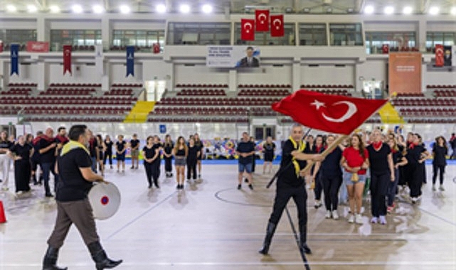 İzmir Büyükşehir Belediyesi’nin “İzmir’de Zeybek Bilmeyen Kalmasın” çağrısıyla başlattığı ücretsiz