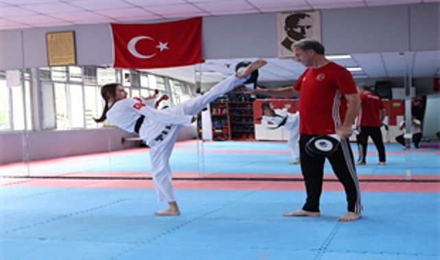 İzmir Büyükşehir Belediyesi Spor Kulübü’nün tekvandocuları Yelaldı kardeşler, Sırbistan’da düzenlenen