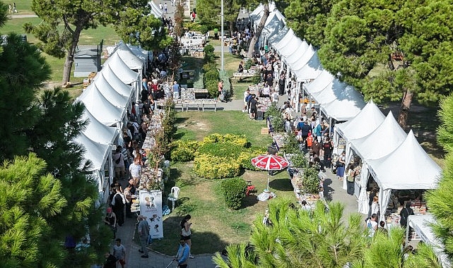 İzmirliler İZKİTAP’a büyük ilgi gösterdi İZKİTAP - 8. İzmir Kitap Fuarı, hafta sonunda da okurların