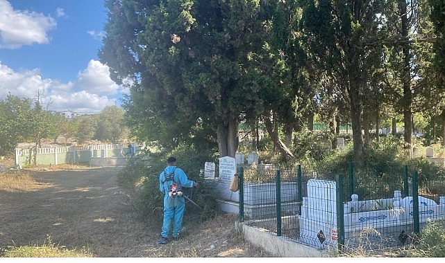 İzmit’te mezarlıklar Büyükşehir eliyle güzelleşiyor Kocaeli Büyükşehir Belediyesi Mezarlıklar Şube Müdürlüğü ekipleri, İzmit ilçesindeki mezarlıklarda