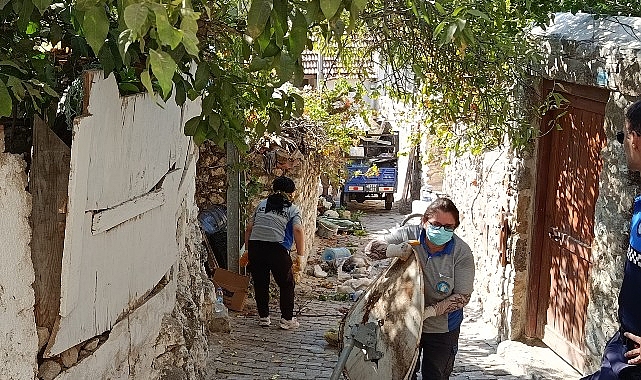 Karaköy’de çöp ev temizlendi Datça Belediyesi, çevreye yaydığı kötü kokular nedeniyle mahalle sakinlerinin kâbusu