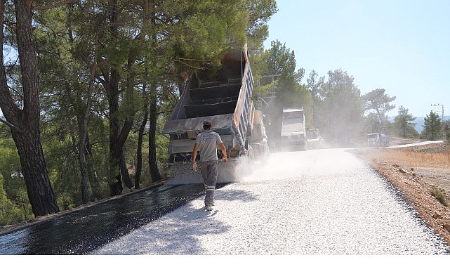 Kaş’ta 40 yıllık yol çilesi sona eriyor Antalya Büyükşehir Belediyesi, Kaş’ın kırsal mahallelerinde ulaşım konforunu artırmak amacıyla