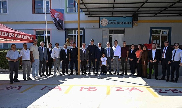 Kemer’de İlköğretim Haftası coşkuyla kutlandı Çamyuva Silkar İlkokulu’nda düzenlenen programa, Kemer Kaymakamı Ahmet Solmaz, Kemer