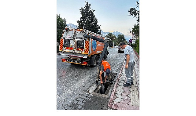 Kemer’de mazgal temizliği Kemer Belediyesi Temizlik İşleri Müdürlüğü ekipleri, ilçe genelindeki mazgallarda temizlik