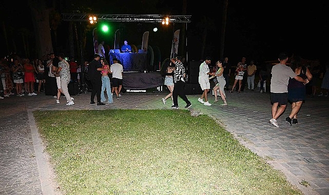 Kemer Belediyesi'nin düzenlediği “Yaz akşamları konserleri” kapsamında Latin Dans Grubu
