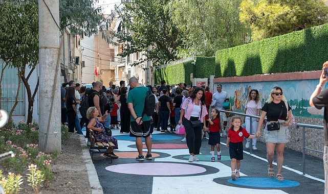 Konaklı öğrencilere ‘renkli yol’ sürprizi Konak Belediyesi’nin ilçedeki okul yollarını hem eğlenceli hem güvenli hale