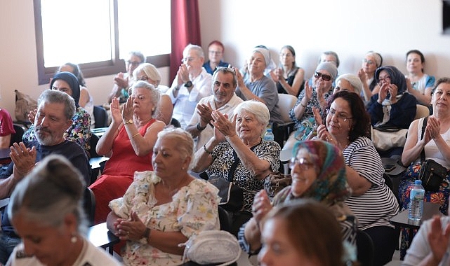 Konak Belediyesi’nin İleri Yaş Sağlıklı Yaşam Merkezi’ni ziyaret eden Başkan