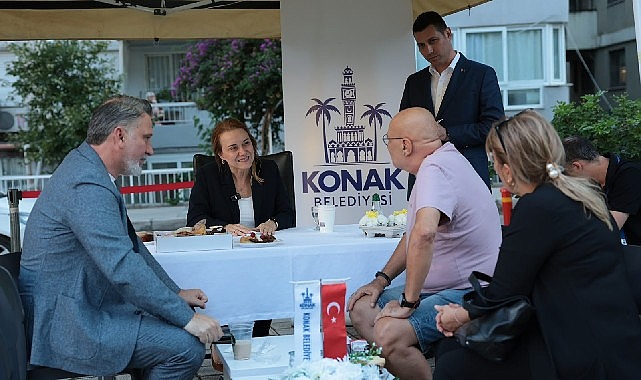 Konak’ta söz komşuların: Başkan Mutlu, Mehmet Ali Akman’da talepleri dinledi Konak Belediye Başkanı Nilüfer Çınarlı Mutlu, “Komşu Buluşmaları” kapsamında Mehmet