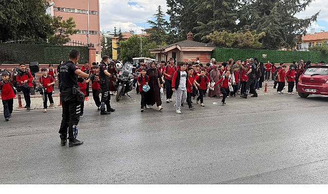 Konya Büyükşehir Zabıtası Okul Çıkışlarında Öğrencilerin Güvenliğini Sağlıyor Konya Büyükşehir Belediyesi Zabıta Dairesi ekipleri, şehir merkezinde trafiğin yoğun