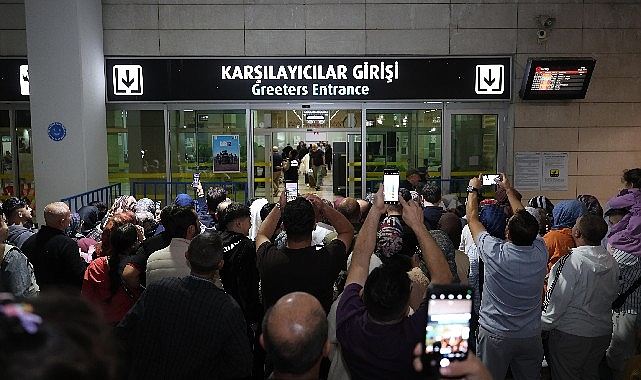 Konya Büyükşehir’in Vefa Umresi’nde İkinci Kafile Umre İbadetini Tamamlayıp Şehre Döndü Konya Büyükşehir Belediyesi tarafından daha önce umreye gitme imkânı bulamamış