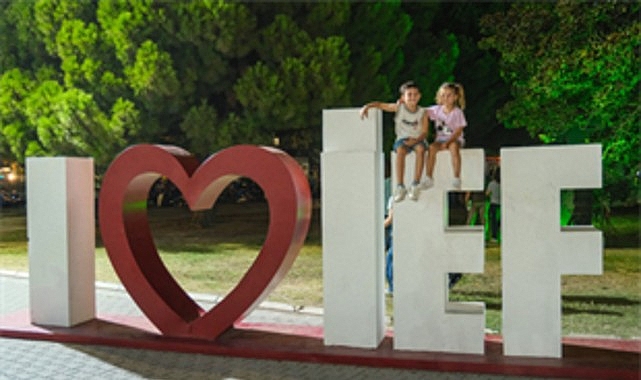95. İzmir Enternasyonal Fuarı, ikinci gününde müzik ve tiyatro dolu
