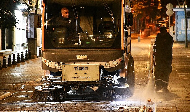 Lüleburgaz uyanmadan temizlik başlıyor Lüleburgaz’da gece saatlerinde yürütülen temizlik çalışmaları, şehrin sabaha tertemiz uyanmasını