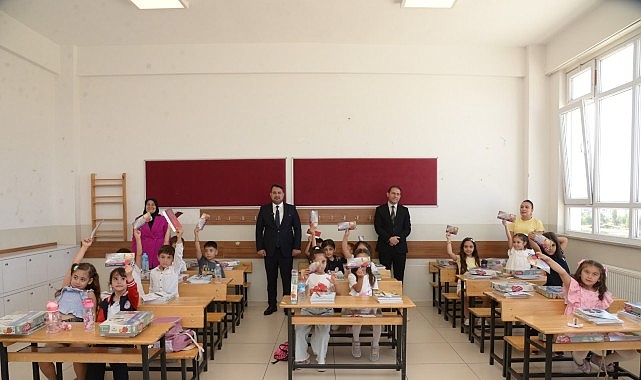 Miniklere Başkan Çırpanoğlu’ndan Eğitim Desteği ve Hediye Sürprizi Kahramankazan Belediyesi, sosyal belediyecilik anlayışı doğrultusunda toplumun tüm kesimlerine yönelik