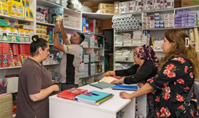 Öğrencilerin okul heyecanına Büyükşehir’den 100 milyon liralık destek İzmirli veliler, İzmir Büyükşehir Belediyesi’nin 100 milyon TL’lik kırtasiye desteği