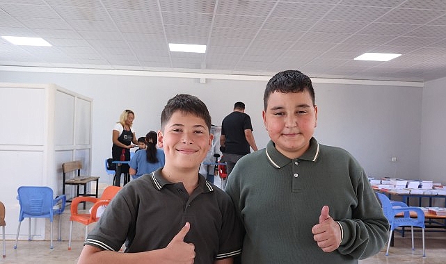 Öğrencilerin okul tıraşı Büyükşehir Belediyesi’nden Antalya Büyükşehir Belediyesi Mobil Kuaför Tırı, kırsal mahallerde vatandaş ve