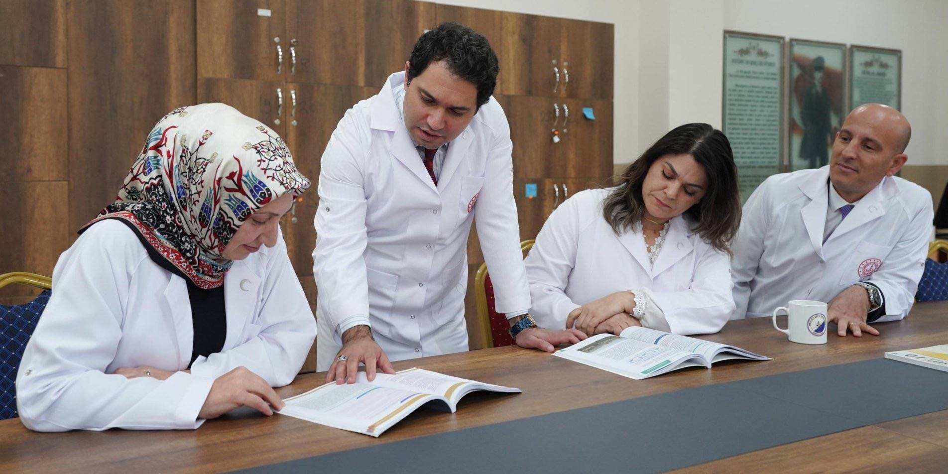 Öğretmenlere Önlük Düzenlemesi Başlıyor! Öğretmenlere Önlük Düzenlemesi: MEB Standartları Belirledi