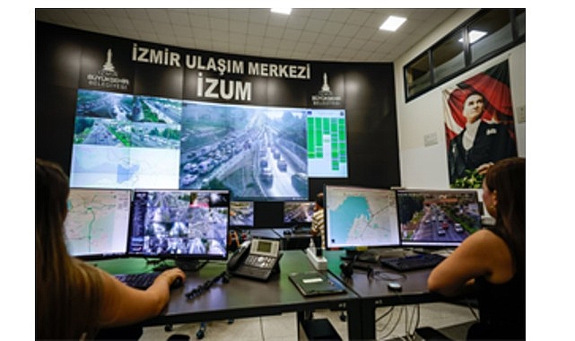 Okul trafiği İZUM’un yakın takibinde İzmir Büyükşehir Belediyesi, yeni eğitim-öğretim yılının başlamasıyla artan trafik hareketliliğini