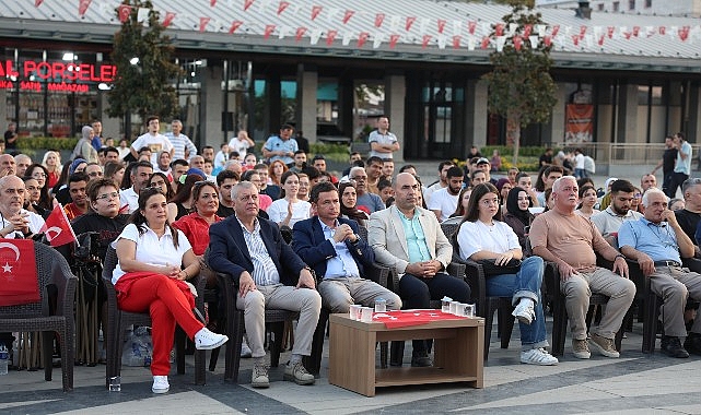 Osmangazi Meydanı’nda Filenin Sultanları Coşkusu Osmangazi Belediyesi’nin Osmangazi Meydanı’na kurduğu dev ekranda Filenin Sultanları’nın Avrupa