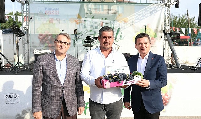 Osmangazi’de Üzüm Bereketi Festivalle Taçlandı 12. Osmangazi Karabalçık Üzüm Festivali’nde üreticilerin emekleri ödüllendirilirken, Osmangazi Belediye