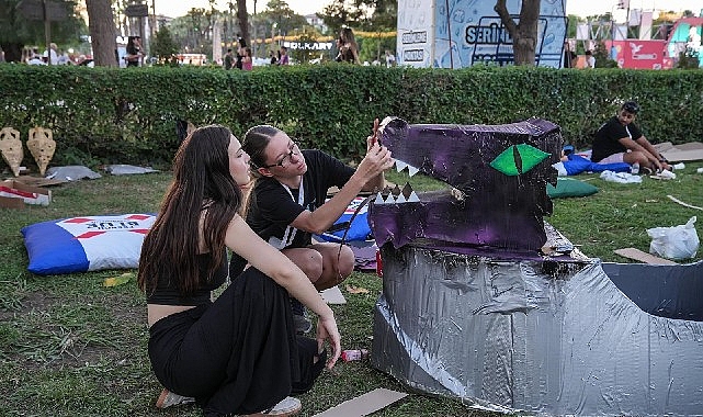 Red Bull Karton Tekne Yarışması fuar coşkusuna renk kattı 95’inci İzmir Enternasyonal Fuarı’nda Red Bull iş birliğiyle düzenlenen Karton