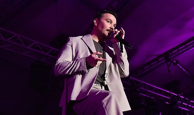 Sinan Akçıl Moda Haftası’nda: ‘Superman Olmadan önceki Clark Kent gibiyim’ 8.Merter Moda Haftası kapsamında düzenlenen konser öncesi basın mensuplarının sorularını