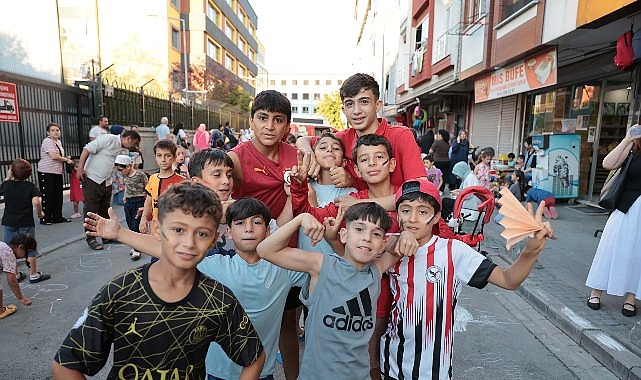 “Sokakta Oyun Var”a Yoğun İlgi Küçükçekmece Belediyesi tarafından 3.’sü düzenlenen ‘Sokakta Oyun Var’ etkinliğiyle binlerce