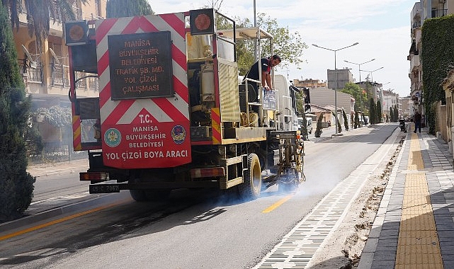 Salihli Belediyesi tarafından kent genelinde sürdürülen yol yapım ve iyileştirme