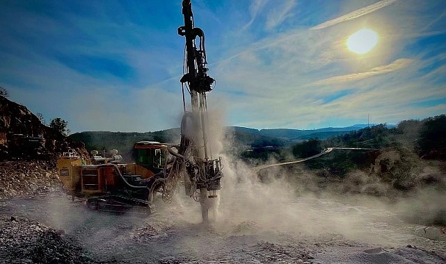 Taştan asfalta uzanan dev üretim Kocaeli Büyükşehir Belediyesi, yol yatırımlarında ihtiyaç duyduğu hammaddeden temel malzemesine