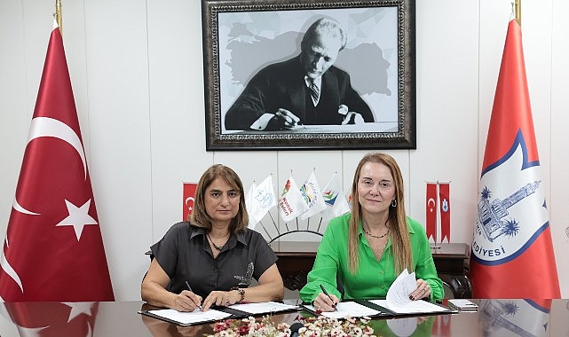 Türkiye’de bir ilk: Konak’ta kadın cinayetlerine karşı güçlü iş birliği Konak Belediye Başkanı Nilüfer Çınarlı Mutlu, kadınların yaşam hakkını savunmak,