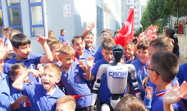 Türkiye'nin nüfusa kayıtlı ilk insansı robotu olan ve Canik Belediyesi'nde