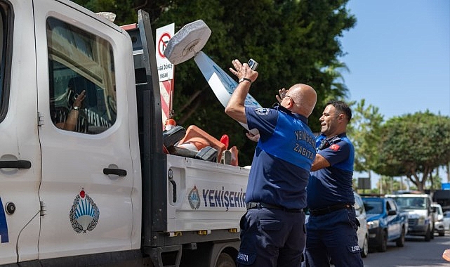Mersin’in Yenişehir ilçesinde yayaların kaldırımları rahat ve güvenli şekilde kullanabilmesi