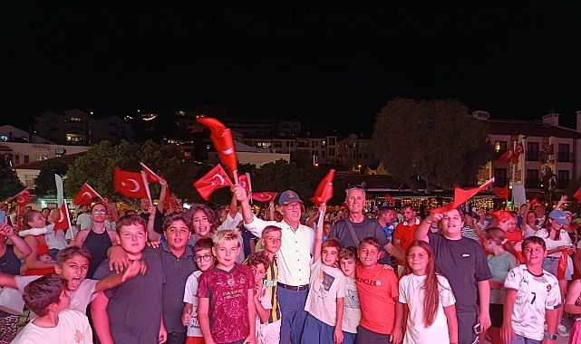 Yüzlerce Datçalı şampiyonluğu beraber izledi A Milli Kadın Voleybol Takımı’nın üst üste ikinci kez Avrupa