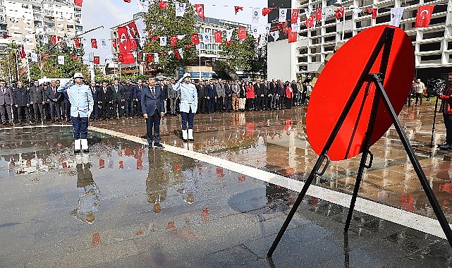 Antalya Büyükşehir’de Cumhuriyet coşkusu çelenkle taçlandı Türkiye Cumhuriyeti’nin kuruluşunun 103’üncü yıl dönümü dolayısıyla Antalya Büyükşehir Belediyesi